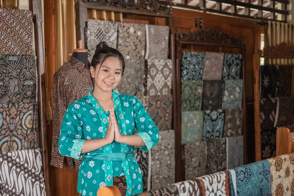 Portret van jonge vrouwen die traditionele batik verkopen — Stockfoto