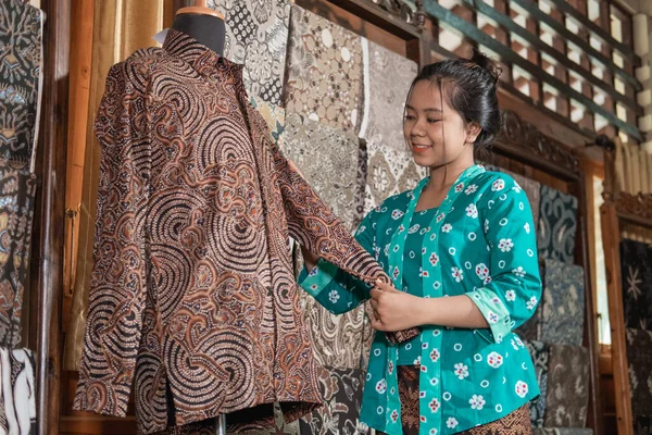 Potret wanita muda menjual batik tradisional — Stok Foto