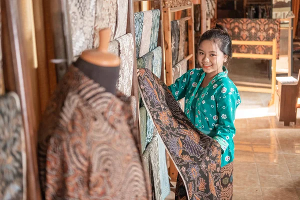 Retrato de jovens mulheres que vendem batik tradicional — Fotografia de Stock