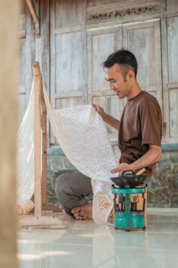 men see the results of these batik drawings