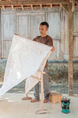 men see the results of these batik drawings
