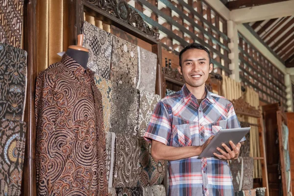 Retrato de jovem atendimento ao cliente na loja batik — Fotografia de Stock