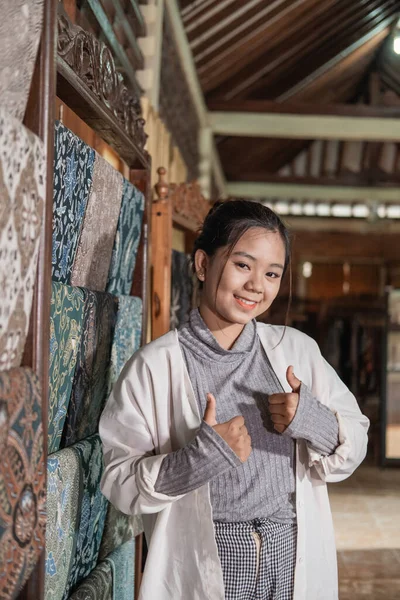 Potret wanita muda menjual batik tradisional — Stok Foto