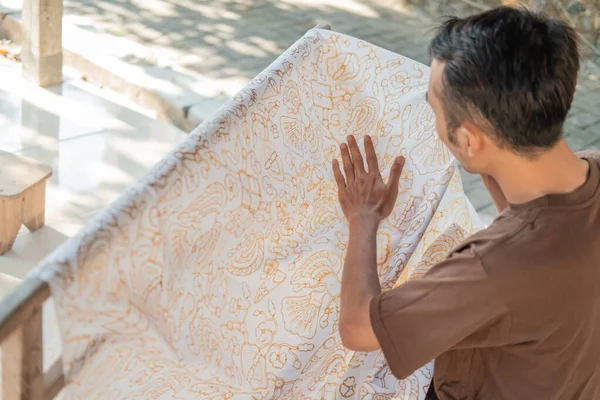 Männer sehen die Ergebnisse dieser Batikzeichnungen — Stockfoto