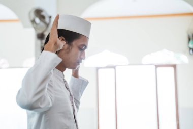Man muslim doing prayer clipart