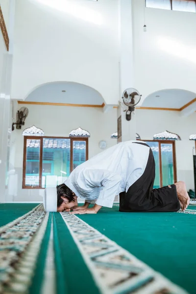 Muž muslim dělá modlitby — Stock fotografie