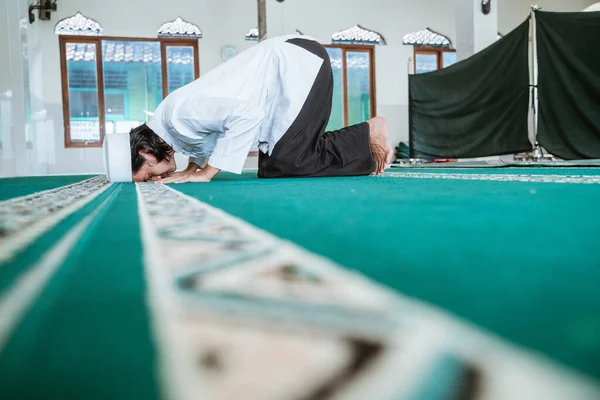 Człowiek muzułmanin modli się — Zdjęcie stockowe