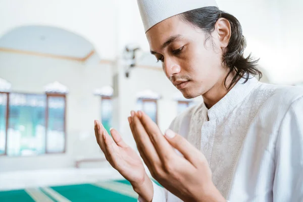 Tutup pria muslim melakukan doa — Stok Foto