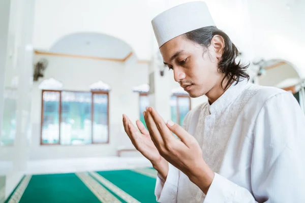 Manusia muslim melakukan doa — Stok Foto