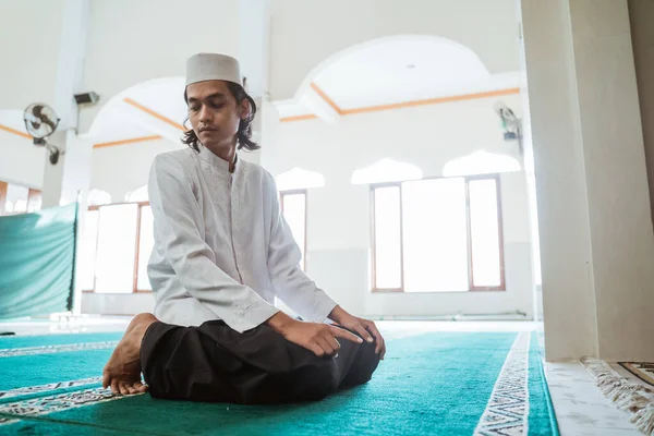 Człowiek muzułmanin modli się — Zdjęcie stockowe
