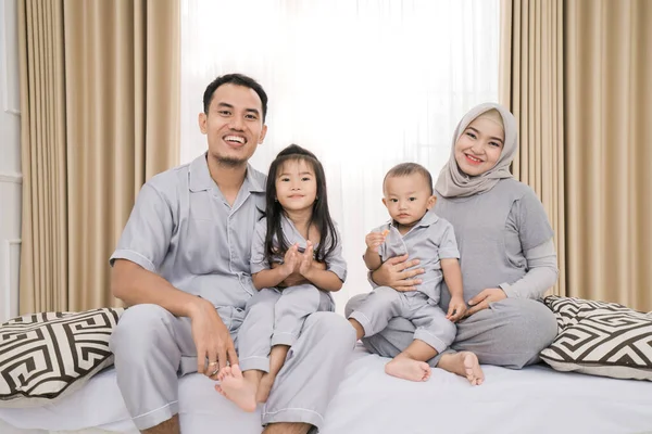 Retrato de una familia feliz vestida con piyama. — Foto de Stock