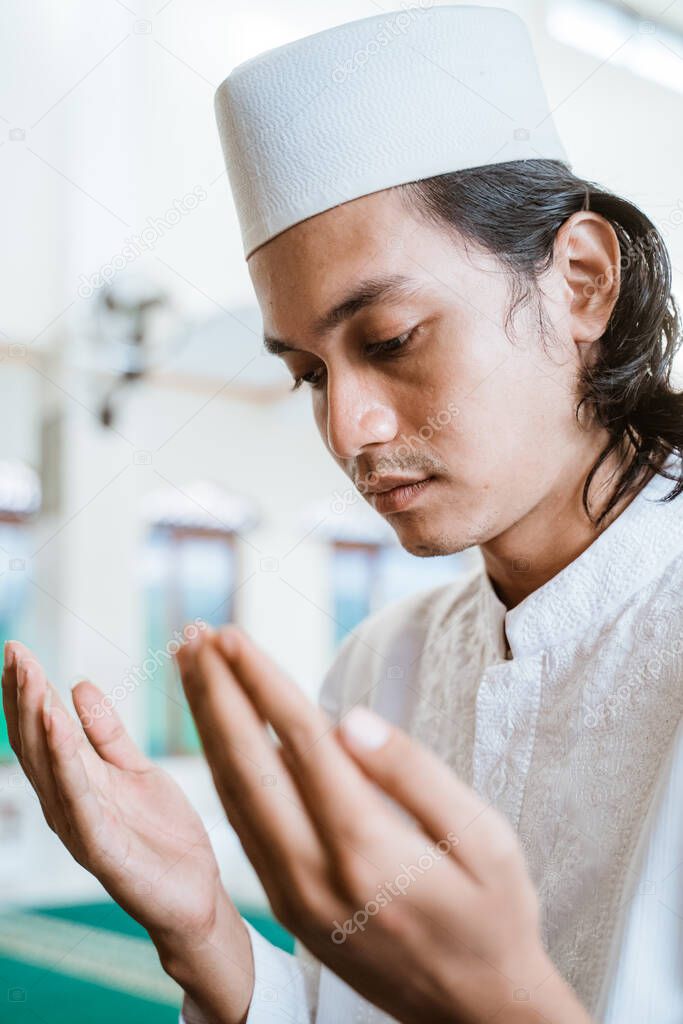 Close up man muslim doing prayer