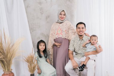 Modern giysiler içinde mutlu bir ailenin portresi..