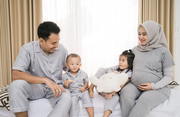 Retrato de uma família feliz em roupas piyama. — Fotografia de Stock