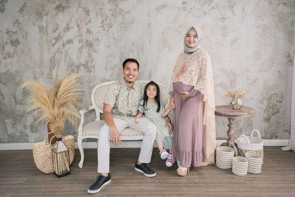 Retrato de uma família feliz em roupas modernas. — Fotografia de Stock