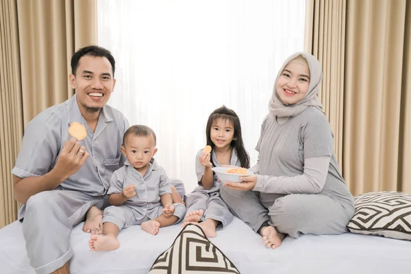 Potret keluarga bahagia dalam pakaian piyama. — Stok Foto