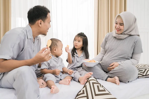 Retrato de una familia feliz vestida con piyama. — Foto de Stock