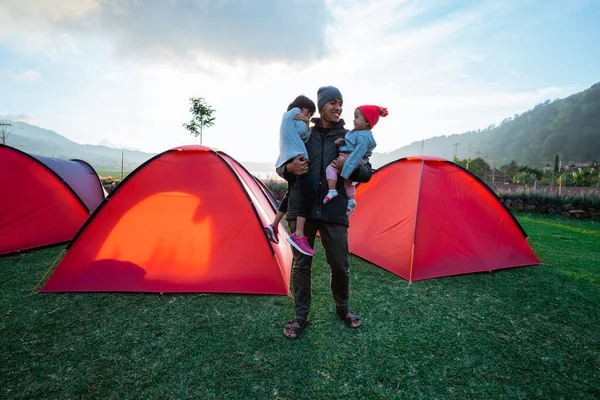 Retrato feliz de la familia del camping —  Fotos de Stock