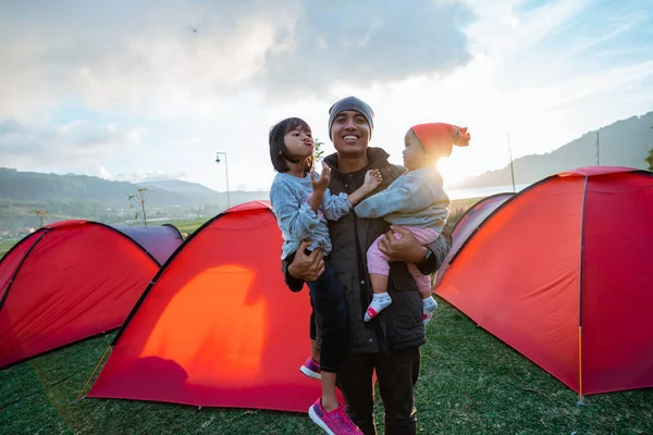 キャンプ場の家族の肖像画幸せ — ストック写真
