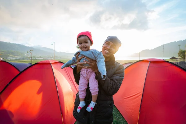Portret blij van de familie van de camping — Stockfoto
