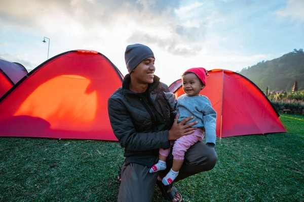 Porträtt glad av campingen familjen — Stockfoto