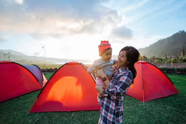 Retrato feliz de la familia del camping —  Fotos de Stock