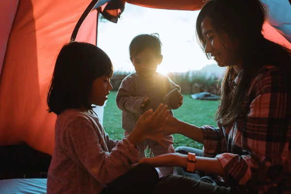 Retrato de la familia del camping jugando juntos —  Fotos de Stock