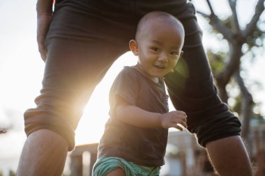 Küçük çocuk oynamaktan zevk aldı