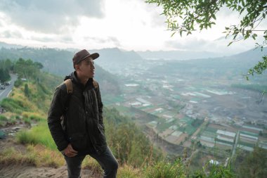 Sırt çantalı maceraperest adam.