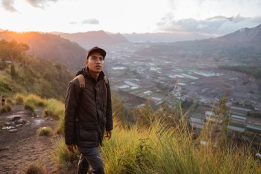 Sırt çantalı maceraperest adam.