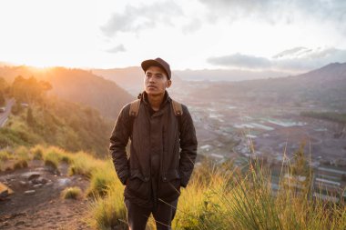 Sırt çantalı maceraperest adam.