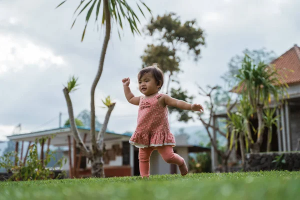 Kleines Mädchen hatte Spaß beim Spielen — Stockfoto
