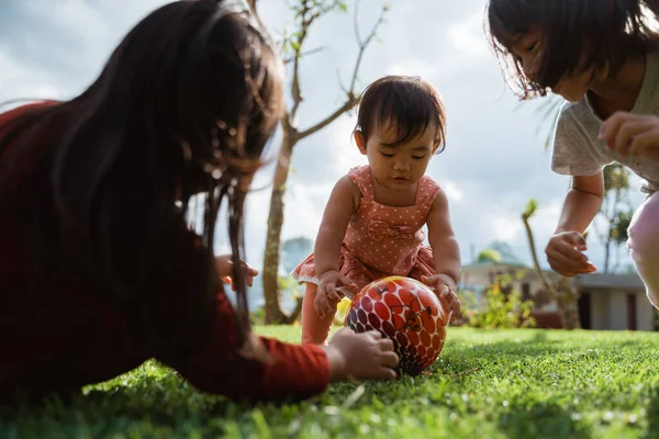 Petite fille a aimé jouer au ballon ensemble dans le jardin — Photo