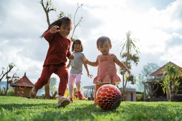 Petite fille a aimé jouer au ballon ensemble dans le jardin — Photo