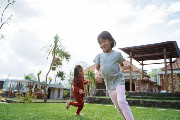 Petite fille a aimé jouer ensemble dans le jardin — Photo