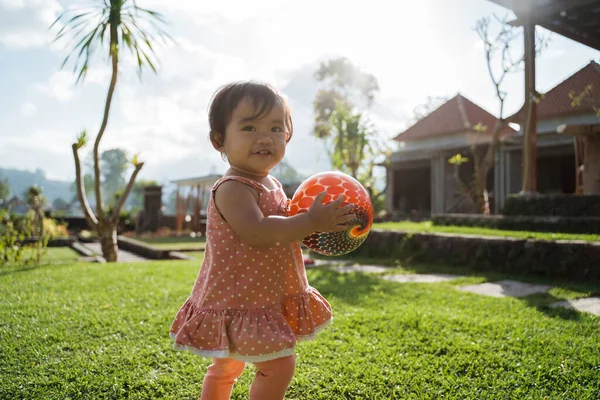 Kleines Mädchen genoss Ballspielen im Hinterhof — Stockfoto