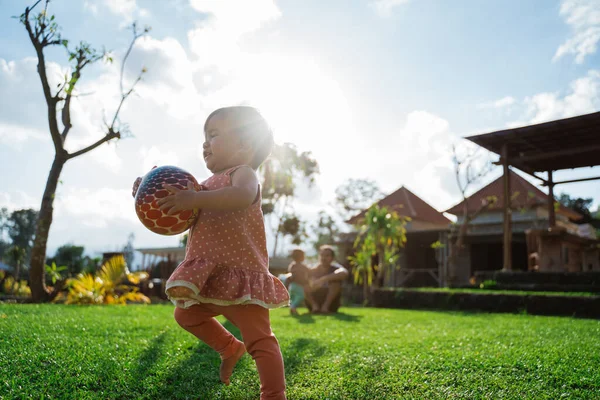 Holčička si ráda hrála s míčem na dvorku — Stock fotografie