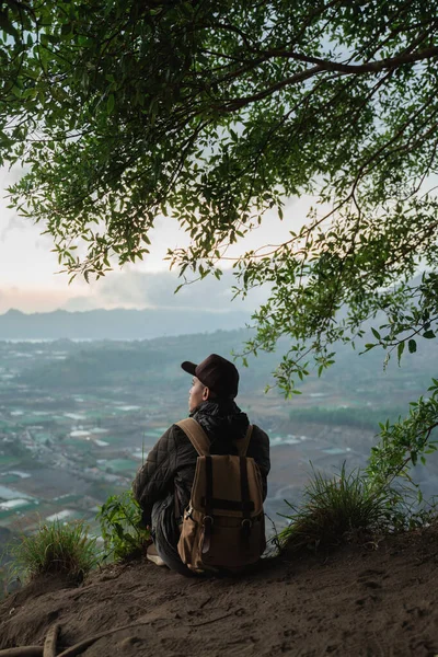 Retrato hombre aventurero con una mochila — Foto de Stock