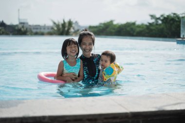 Çocuğuna eğitim veren bir annenin portresi.