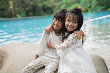 Mutlu kız kardeşlerin portresi