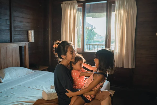 Retrato familia feliz en el dormitorio — Foto de Stock