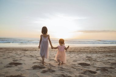 Sahildeki küçük kız kardeşler