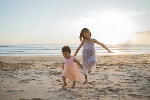 Irmãzinhas na praia — Fotografia de Stock
