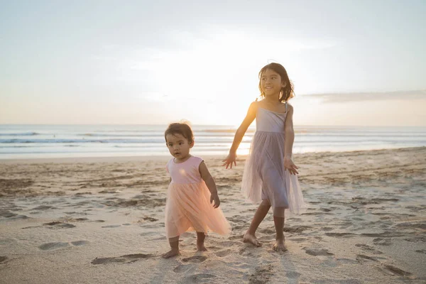 해변에 사는 어린 자매들 — 스톡 사진