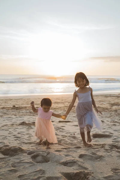 Irmãzinhas na praia — Fotografia de Stock