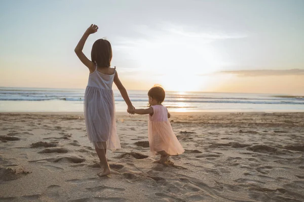 Irmãzinhas na praia — Fotografia de Stock