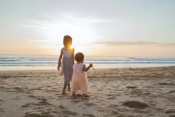 Młodsze siostry na plaży — Zdjęcie stockowe