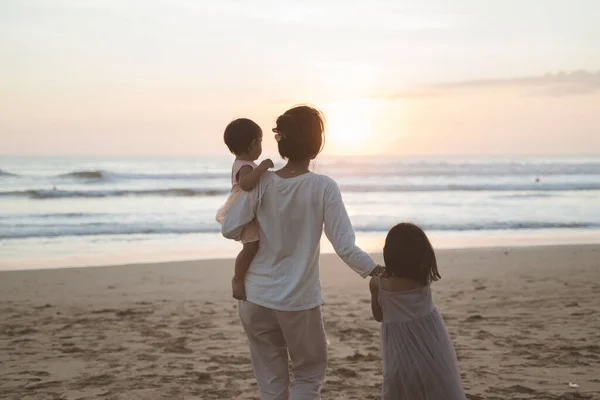 Rodzina ciesząca się wakacjami na plaży — Zdjęcie stockowe