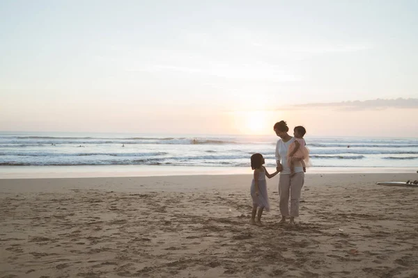 Família desfrutando de umas férias na praia — Fotografia de Stock