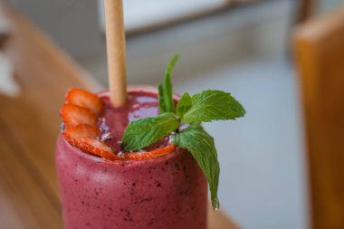 Taze guava meyve suyu bardakta servis edilir.